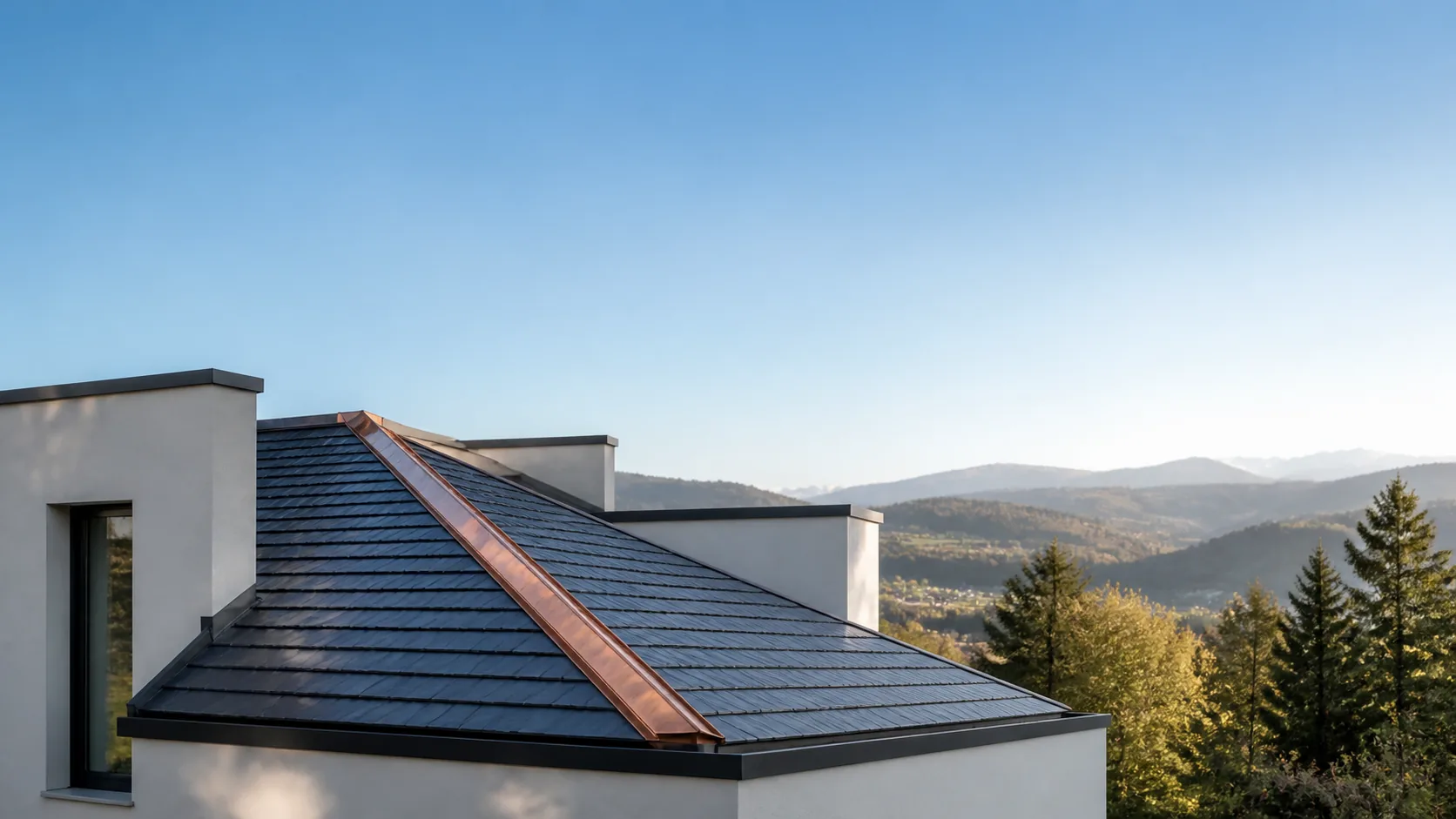 Moderne Dachlandschaft mit dunkler Deckung und Kupferdetails